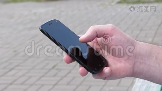 男人的手触摸街上移动电话的屏幕视频