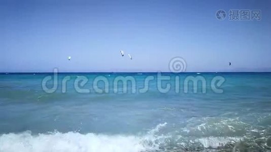 阳光明媚的夏日，风筝登上地中海视频