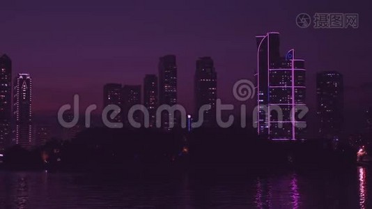 傍晚海滨全景. 夜景，灯光照明，水中倒影视频