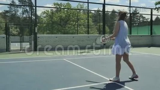 年轻女孩在户外的网球场消磨闲暇时间视频