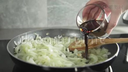 厨师用香醋炒洋葱做蔬菜菜，加入菠菜视频