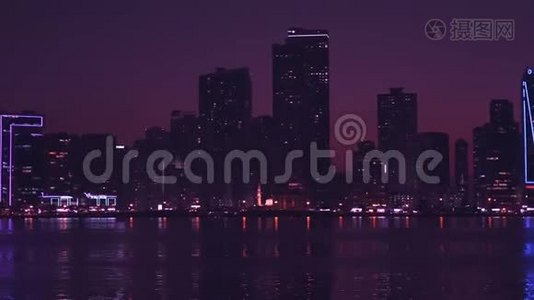 傍晚海滨全景. 夜景，灯光照明，水中倒影视频