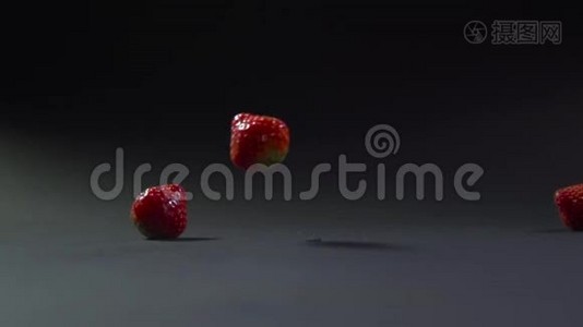 草莓浆果降落到表面的特写镜头。视频