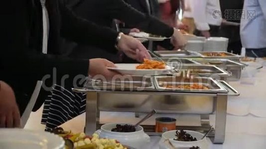 自助餐的人把食物放进盘子里视频