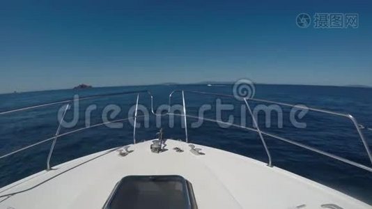 航行中摩托艇的船头视频