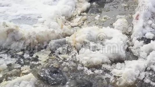融化的冰沿河移动视频