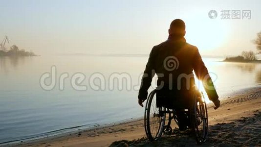 残废人手举起来，在轮椅上日落，孤独的残疾人视频