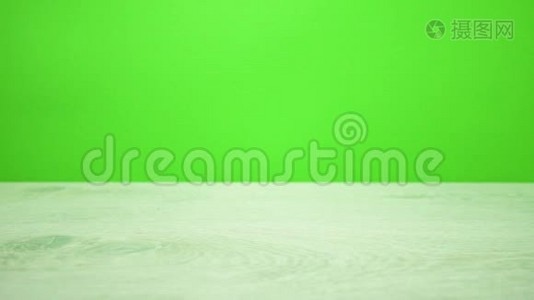 彩色骰子的慢镜头落在绿色背景上视频