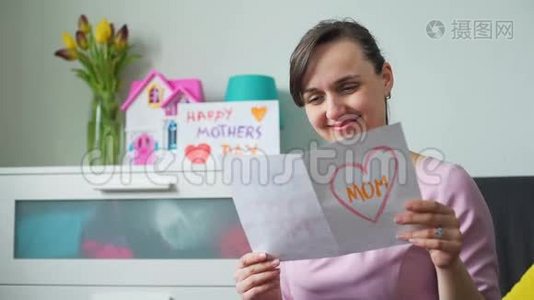 妇女在母亲节阅读明信片视频