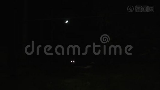 苏夫丛林之夜吉普车和照明行动围栏视频