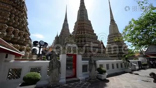 泰国曼谷Wat Pho寺的美丽宝塔和蓝天视频