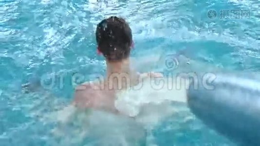 泳池里喷水的男孩视频