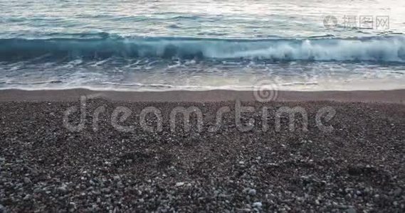 美丽的日落在海滩上，沙滩和海浪溅在岸边，一个€“完美的度假自然景观4K视频。视频