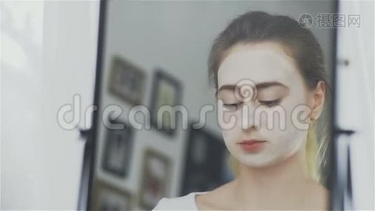 女人敷面膜保湿护肤霜视频