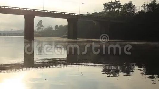 水泥桥过河，河景视频