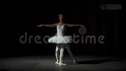 芭蕾舞演员登台献唱视频