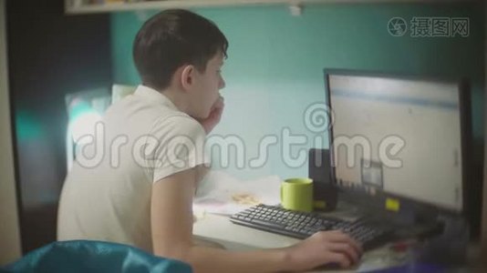 学生男性生活方式男孩青少年在大学办公室室内电脑工作视频