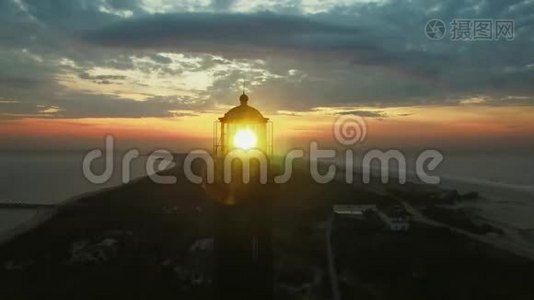 复活节太阳升起时灯塔的鸟瞰图视频