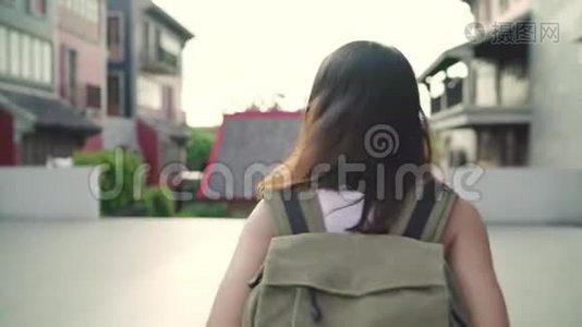 亚洲背包客女人在中国北京旅行快乐，开朗美丽的少年博主女性行走。视频