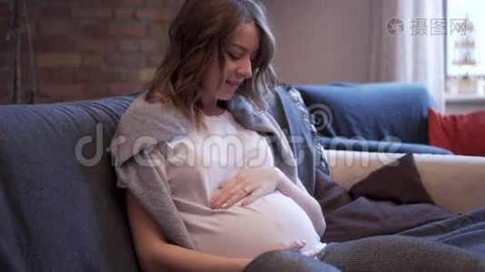 孕妇抚摸她的肚子视频