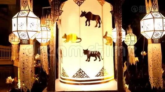 在泰国庆祝节日时，许多发光的纸灯笼。视频