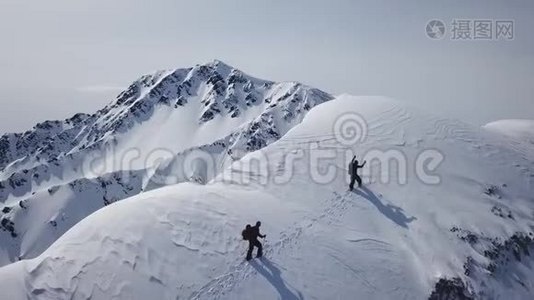 登山徒步登山探险空中飞行史诗山脉攀登成功美丽的山顶冬季视频