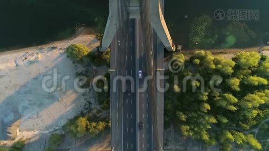 4的空中无人机镜头。 飞越莫斯科夫斯基大桥塔台。 在马路上用汽车垂直射击。 日落时分视频