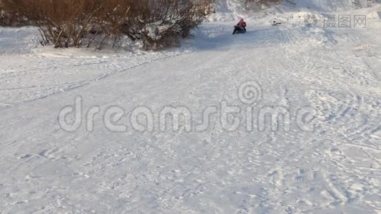 小女孩和她的父亲在冬天晴天从山上滑下雪管视频