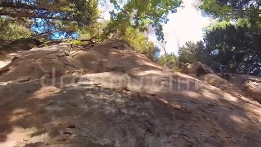 李库兰古砂岩悬崖。 拉托维亚塞斯后面的洛德的沙形。 Pov Stadicam视频