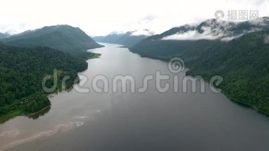 雨后鸟瞰泰莱茨科湖和驳船。 俄罗斯阿尔泰共和国视频