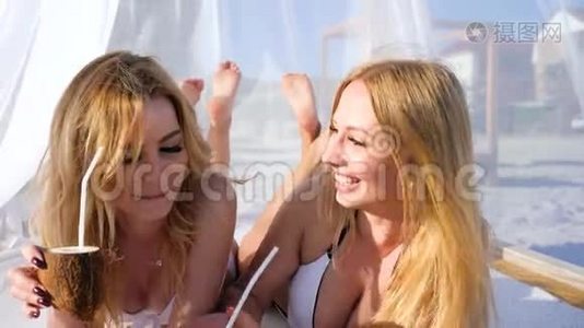 暑假的朋友，海滩上的女朋友，躺在白色窗帘的平房里晒日光浴视频