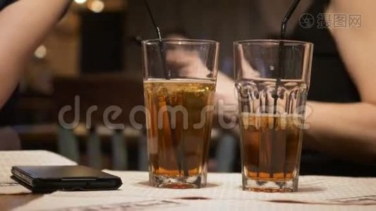 桌子前景上有两杯鸡尾酒。视频