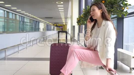 白种人年轻女子等待飞机的机场画像视频