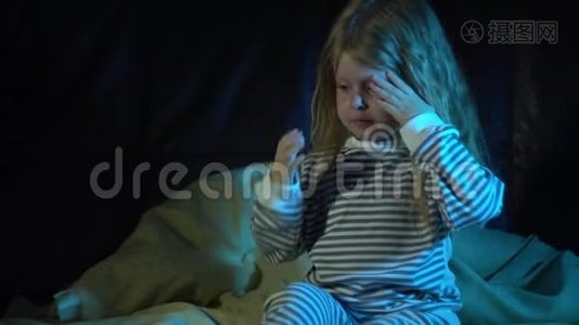 一个小女孩从床底下吓出一个怪物。视频