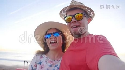 快乐的旅行情侣在海滩上打电话自拍视频