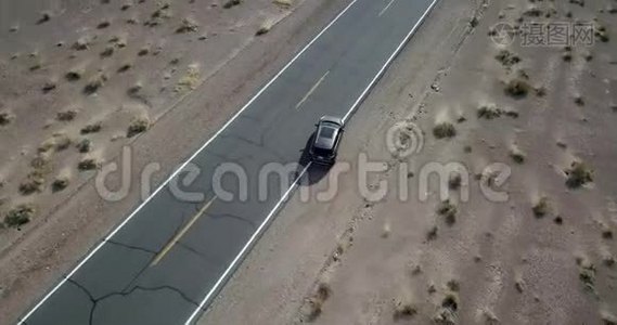 在美国死亡谷高速公路上驾驶深色越野车视频