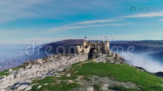 保加利亚普罗瓦迪亚附近的奥韦奇中世纪堡垒上的雾视频