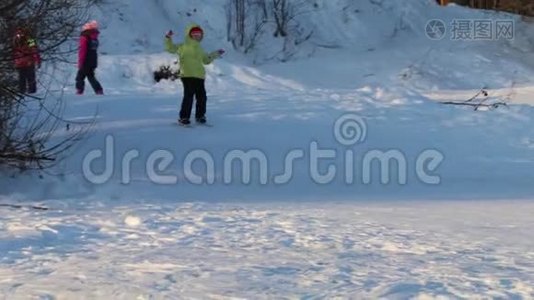 两个孩子从山上滑下来视频