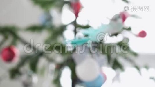 用漂亮的玩具装饰圣诞树，如球、鸟、珠。 慢动作。 3840x2160视频