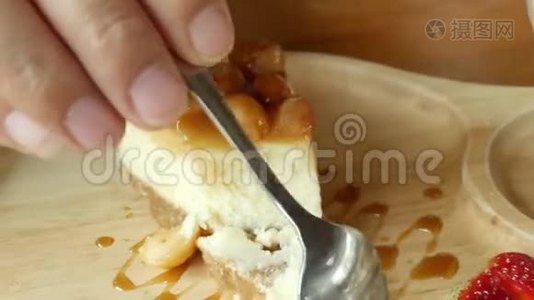 木盘上的澳洲坚果饼.视频