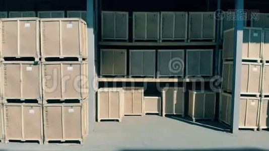 一个有盒子的大储藏室，关门。视频