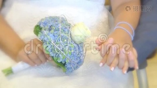 新郎新娘拿着花束紧握双手视频