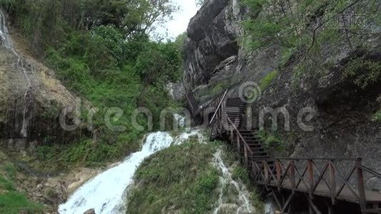 峡谷中的河流.视频