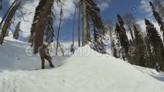 有滑雪板的滑雪者跳得很高视频