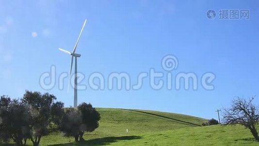 在有青山的农场上的风车。视频