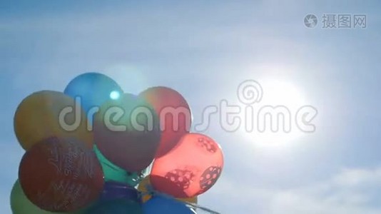 气球对着天空和太阳视频