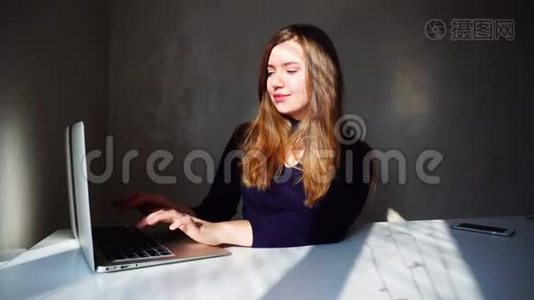 年轻妈妈使用笔记本电脑，有心理咨询在线。视频