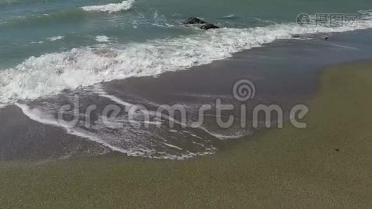 海浪在沙滩上视频