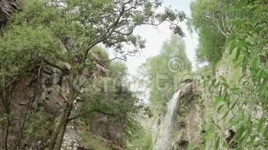 高加索山脉瀑布的缓行底部景观视频