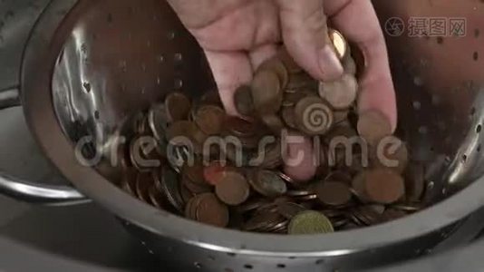 洗钱的概念，在垃圾桶里洗硬币视频